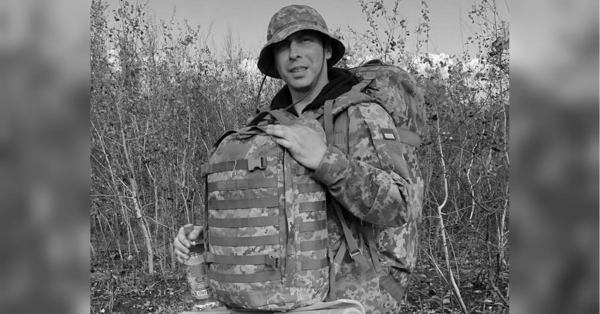 Дергачівська громада попрощалася з Олексієм Івахненком, бійцем 92-ї окремої десантно-штурмової бригади Збройних Сил України . Він загинув 8 лютого 2025 року в боях поблизу села Нікольське на Курському напрямку. Однак лише зараз вдалося повернути тіло додому, повідомив начальник Дергачівської міської військової адміністрації В'ячеслав Задоренко . Вважається зниклим безвісти понад вісім місяців: Харківська область прощається з солдатом, який загинув у Курську | INFBusiness