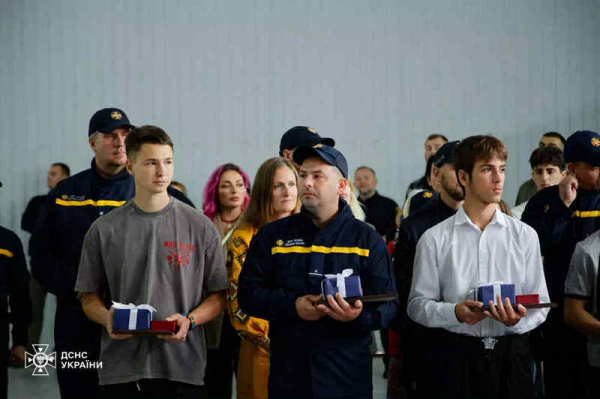 Максим Фомін (ліворуч) отримав «Повертаю голову – вантажівка ковзає дорогою та тисне машини. Водій непритомний»: як 19-річний киянин зупинив некеровану вантажівку та запобіг трагедії | INFBusiness