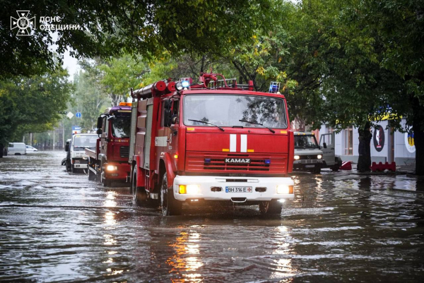 Фото Державної служби з надзвичайних ситуацій Смертельна негода в Одесі: десятки загиблих, сотні врятованих, боротьба з наслідками триває (фото) | INFBusiness