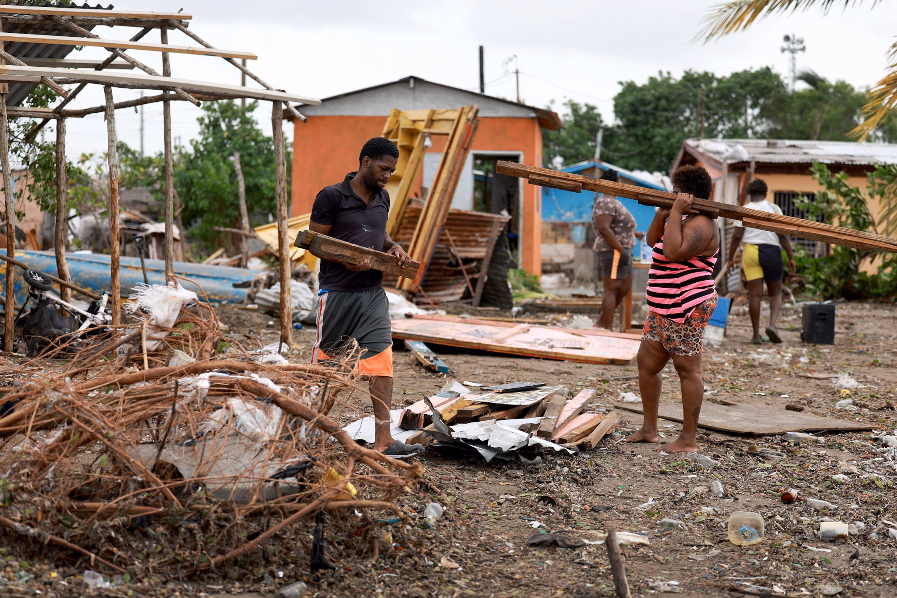3:15 Мешканці збирають те, що залишилося від магазину після його руйнування ураганом Беріл 4 липня 2024 року в Олд-Харбор, Ямайка. Джо Редл/Getty Images Ямайка має історію боротьби з потужними ураганами | INFBusiness