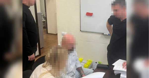 В Україні триває боротьба з розкраданнями. Співробітники Державного бюро розслідувань у співпраці зі Службою безпеки України повідомили про нову підозру посадовцю Дніпропетровського житлово-експлуатаційного департаменту, який причетний до шахрайства у великих масштабах під час закупівлі ліжок для військових частин у Дніпропетровській області. Про це повідомляє Державне бюро розслідувань. Шахрайства на мільйони: чиновник "заробив статок" на ліжках для Збройних сил України | INFBusiness