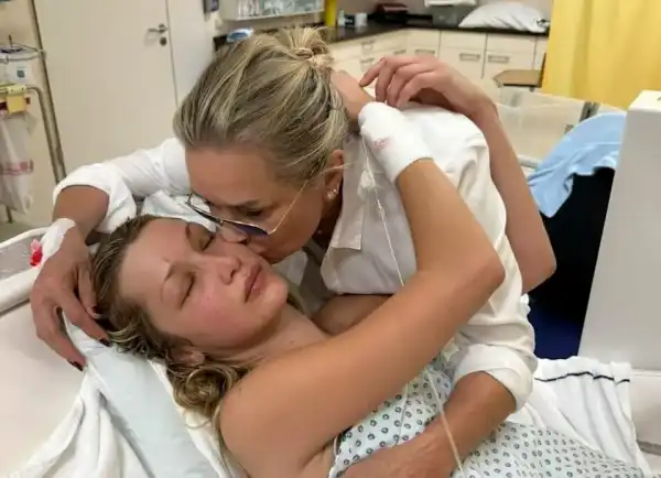 / Новини про зірок Мати Белли Хадід зворушливо підтримала дочку на фоні хвороби | INFBusiness