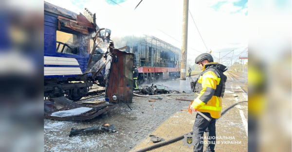 Одна людина загинула та вісім людей отримали поранення під час нападу російських окупантів на залізничну станцію в Шостці Сумської області. Показали жахливі наслідки смертельної атаки на станцію та пасажирські поїзди в Шостці (фото, відео) | INFBusiness