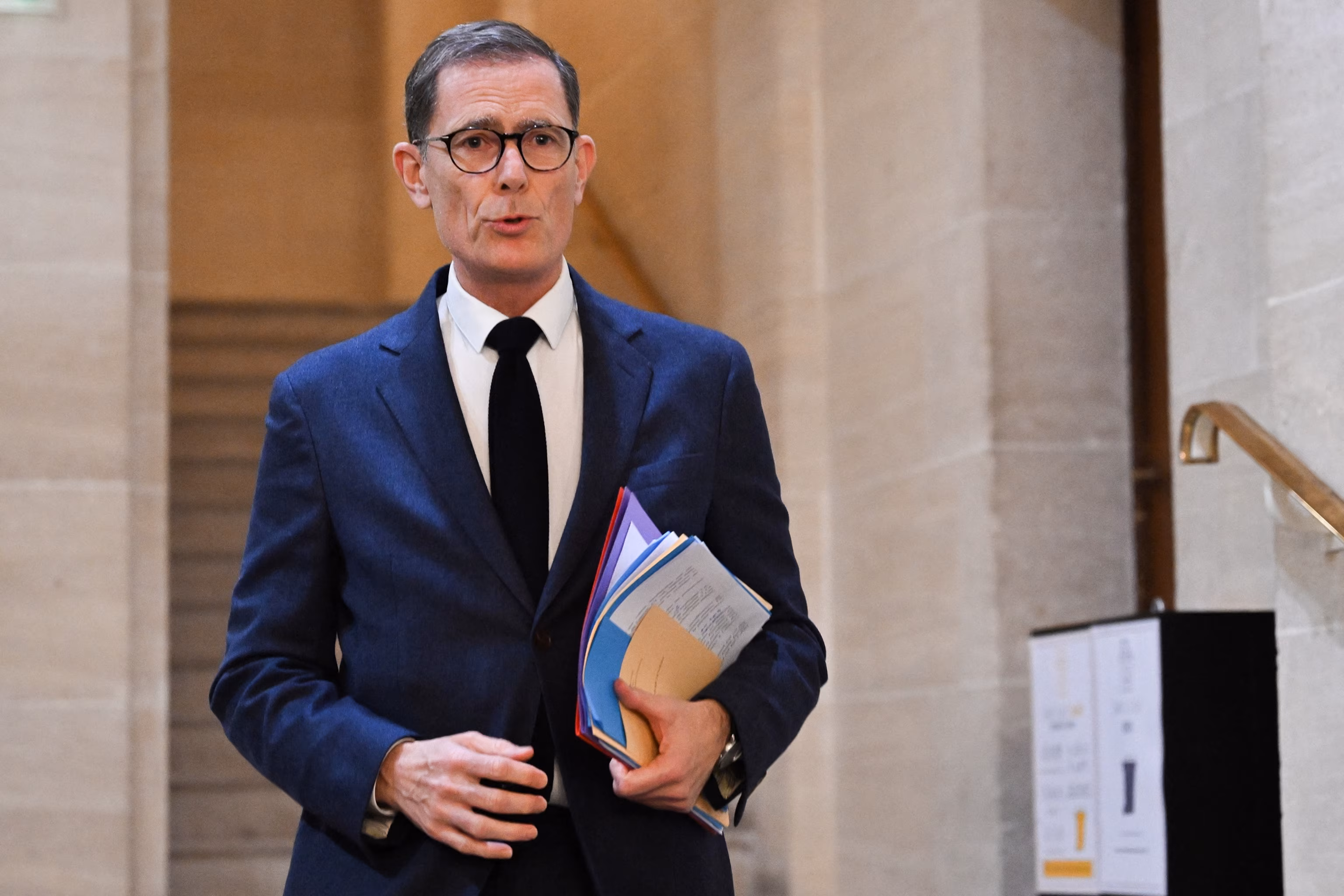 2:21 На цьому фото зображено паризькі камери відеоспостереження, 20 жовтня 2025 року, на фоні Лувру через день після того, як злодії вкрали вісім королівських ювелірних виробів з музею. Julien De Rosa/AFP via Getty Images Законодавець порушив охорону Лувру після пограбування коштовностей, наближається термін висунення звинувачень підозрюваним | INFBusiness