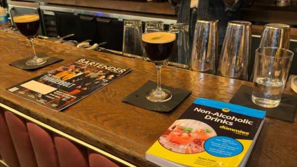 Відео Нова книга розповідає про безалкогольні напої для тих, хто тверезий і «тверезий та допитливий»