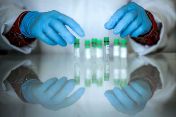 Дослідження мРНК дозволили надзвичайно швидко виготовити вакцини-кандидати проти COVID-19 під час пандемії. Але в ширшому сенсі, ця технологія може революціонізувати багато галузей медицини, що виходять за рамки профілактичних вакцин проти інфекційних захворювань. (Зображення: Адріан Асторгано) Одна молекула може започаткувати революційні ліки від раку, діабету та генетичних захворювань, але США відвертаються від неї | INFBusiness