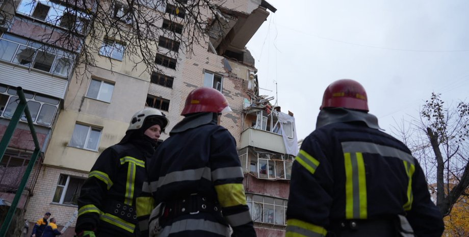 Розтрощений вхід, постраждалі й розшук особи під уламками: останні дані про вибух у Хмельницькому (знімки) | INFBusiness