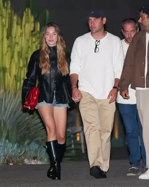 / Зіркові пари Все-таки роман: Сідні Суїні та Скутер Браун тримаються за руки на публіці | INFBusiness