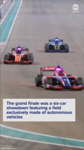 Відео Гоночні автомобілі на базі штучного інтелекту спалюють гуму в Абу-Дабі | INFBusiness