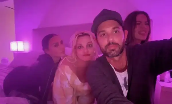 / Новини про зірок Брітні Спірс повеселилася на піжамній вечірці із сестрами Кардаш'ян | INFBusiness