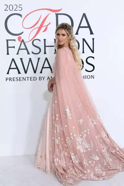 / Світська хроніка Мішель Вільямс, Наомі Воттс та інші селебріті на CFDA Fashion Awards 2025 | INFBusiness