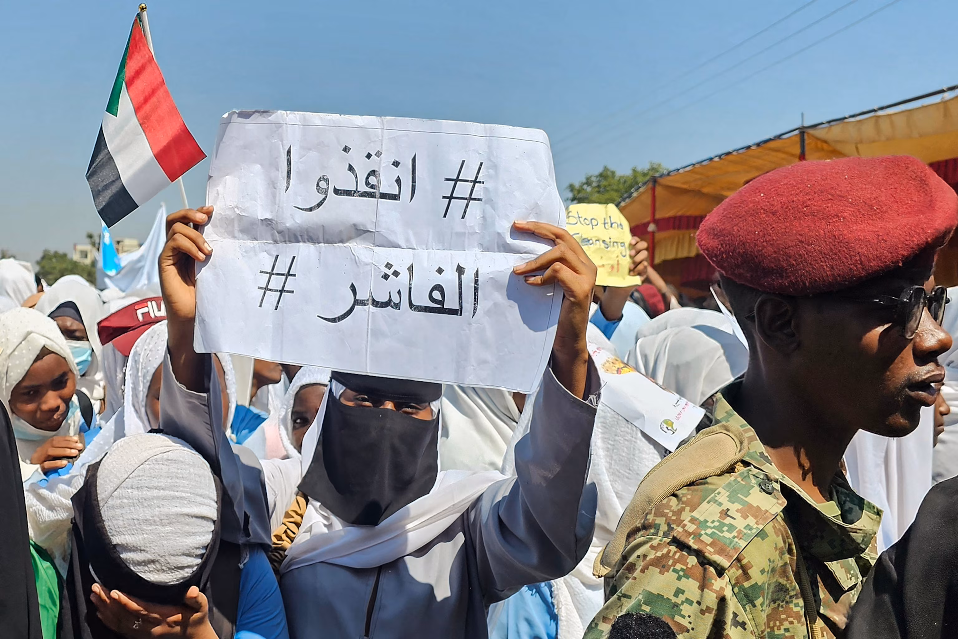 3:33 Суданські учні місцевих шкіл вигукують гасла, беручи участь в організованому марші протесту проти порушень, скоєних Силами швидкої підтримки (RSF) проти мешканців Ель-Фашера в місті Гедареф на сході Судану 6 листопада 2025 року. Воєнізовані Сили швидкої підтримки (RSF), які воюють з військовими з 2023 року, схоже, переключили свою увагу на Кордофан після захоплення Ель-Фашера, останнього оплоту армії у величезному регіоні західного Дарфура.Str/AFP via Getty Images Жахливі історії з'являються з Дарфура після того, як повстанці взяли під контроль ключове місто | INFBusiness