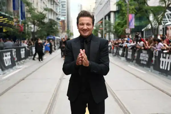 / Зіркові пари Джеремі Реннер відповів на звинувачення колишньої дівчини: "Вона сама переслідувала мене" | INFBusiness