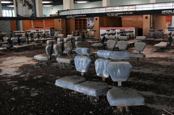 Моторошний покинутий аеропорт, який застиг у часі на 50 років