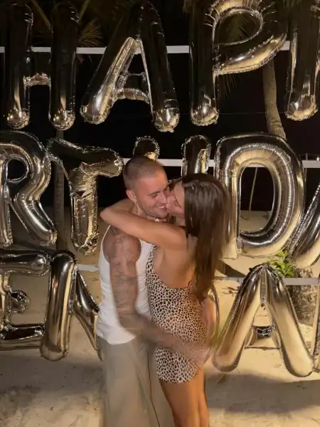 Хейлі Бібер пристрасно поцілувала чоловіка на дні народження Кендал Дженнер | INFBusiness