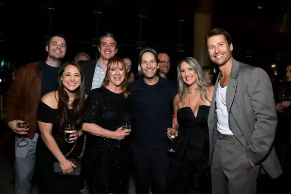 Глен Пауелл вивів на килимову доріжку всю родину | INFBusiness