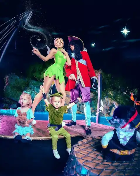 Зірковий Хелловін: напівоголена Ірина Шейк, жінка-кішка Періс Хілтон та Маколей Калкін у костюмі унітазу | INFBusiness