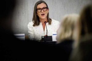 Зіркова інвесторка Кеті Вуд робить ставку на ці (крипто) компанії. | INFBusiness