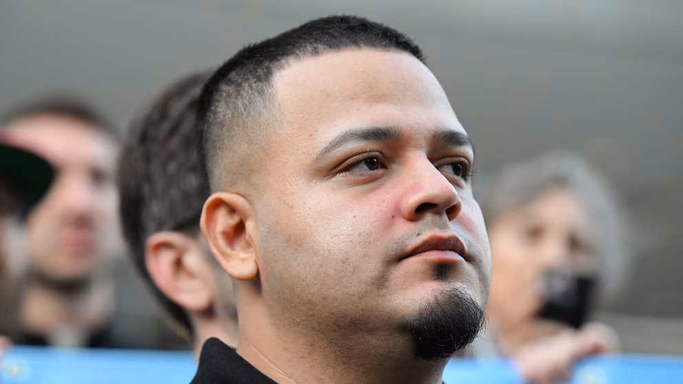 5:55 Мігрант із Сальвадору та резидент США Кілмар Абрего Гарсія спостерігає за зверненням своїх прихильників до преси, коли він прибуває до польового офісу Імміграційної та митної служби США (ICE) у Балтиморі, штат Меріленд, 25 серпня 2025 року. Роберто Шмідт/AFP via Getty Images Посадовець Коста-Рики заявив про готовність країни прийняти Абрего Гарсію, що суперечить заявам представників адміністрації Трампа. | INFBusiness