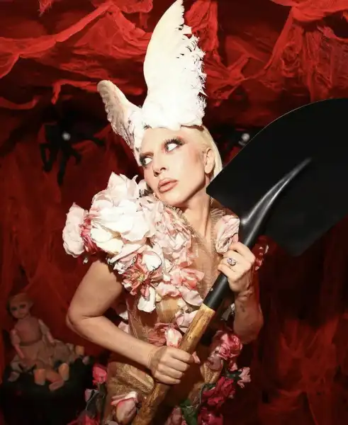 Зірковий Хелловін: напівоголена Ірина Шейк, жінка-кішка Періс Хілтон та Маколей Калкін у костюмі унітазу | INFBusiness