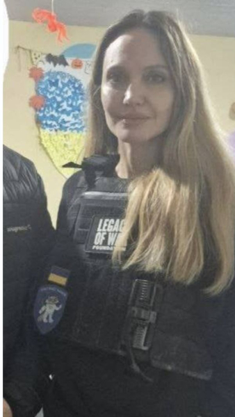 Анджеліна Джолі в захисному спорядженні: зірка завітала до Херсона та потрапила до військкомату (кадри, ролик) | INFBusiness