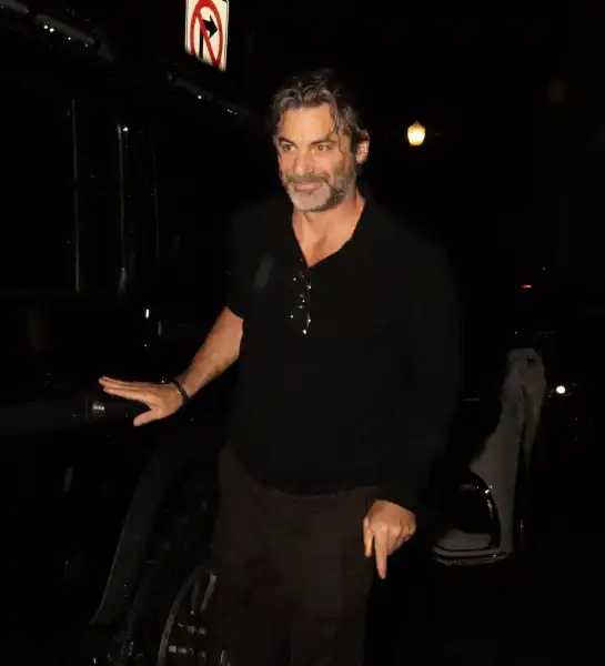 / Зіркові пари Дженніфер Еністон та Джим Кертіс вирушили на подвійне побачення під дощем | INFBusiness