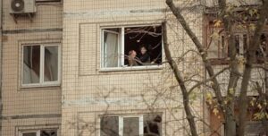 Поцілунок серед руїн: закохані в обіймах зруйнованого війною дому зворушили інтернет (знімки) | INFBusiness