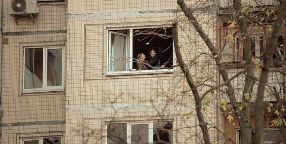 Пара вразила українців міццю духу та відвертими почуттями | Фото: Instagram Поцілунок серед руїн: закохані в обіймах зруйнованого війною дому зворушили інтернет (знімки) | INFBusiness