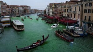 Кліматичній активістці Греті Тунберг заборонили в'їзд до Венеції після того, як Гранд-канал пофарбували в зелений колір | INFBusiness