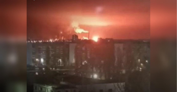 Українські безпілотники знищують ворожі активи: влучні атаки на саратовську нафтопереробку, кримський термінал та окупаційні сховища.