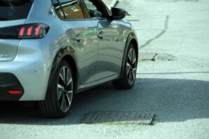 Розлючена жінка залишає записку в машині та отримує відповідь з двох слів | INFBusiness