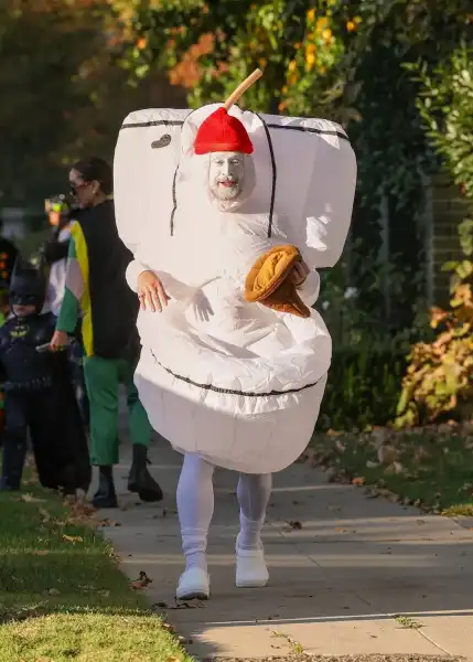 Зірковий Хелловін: напівоголена Ірина Шейк, жінка-кішка Періс Хілтон та Маколей Калкін у костюмі унітазу | INFBusiness