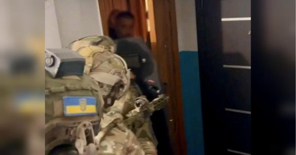 Відправляв “подарунки” з набоями: поліція схопила винного у вибуху на “Укрпошті” в Києві