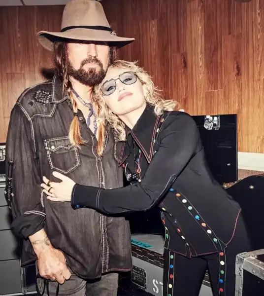 Майлі Сайрус по-сімейному відзначила 33-річчя | INFBusiness