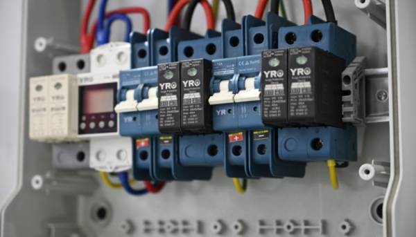 Через свіжі удари по енергетичній інфраструктурі в деяких регіонах України відсутнє електропостачання.