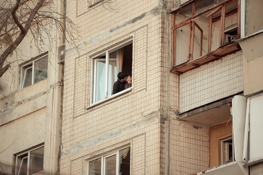 Пара вразила українців міццю духу та відвертими почуттями | Фото: Instagram Поцілунок серед руїн: закохані в обіймах зруйнованого війною дому зворушили інтернет (знімки) | INFBusiness