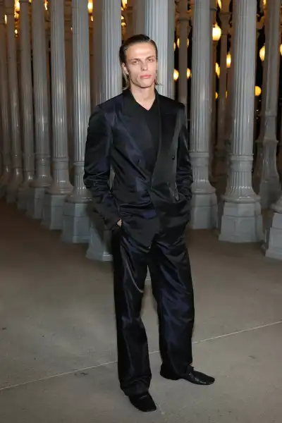 / Світська хроніка Сальма Хайєк, Періс Хілтон, Демі Мур в прозорому на LACMA Art+Film Gala 2025 | INFBusiness