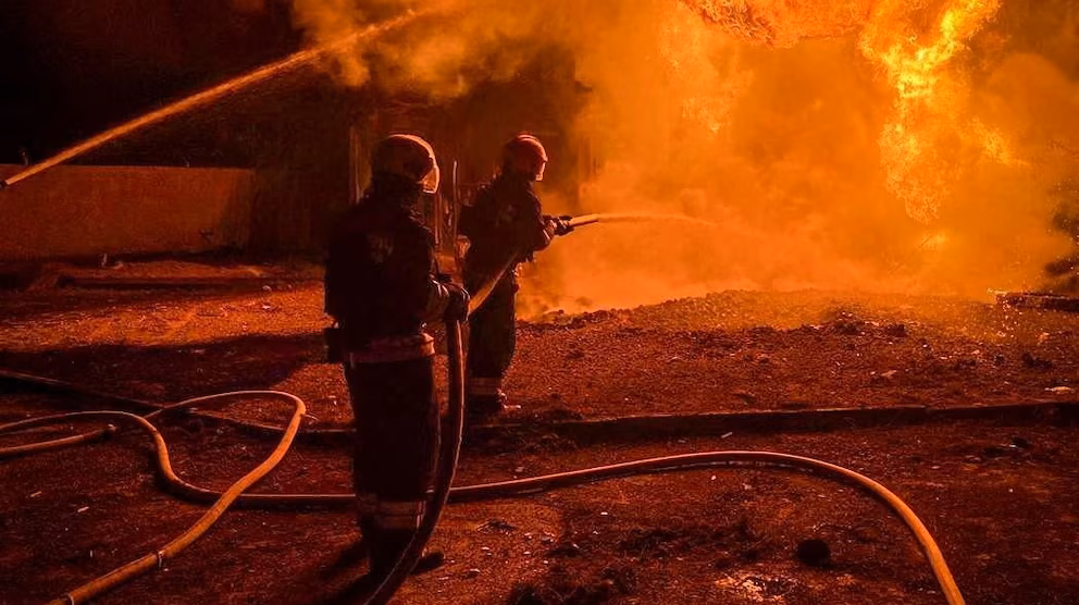 4:07 На цьому архівному фото видно пожежників, які працюють на місці удару російського безпілотника в Одеській області, Україна, 11 листопада 2025 року. Державна служба України з надзвичайних ситуацій/через Reuters Одеса змушена переключитися на резервне електропостачання після нічного нападу з боку Росії – чиновники | INFBusiness