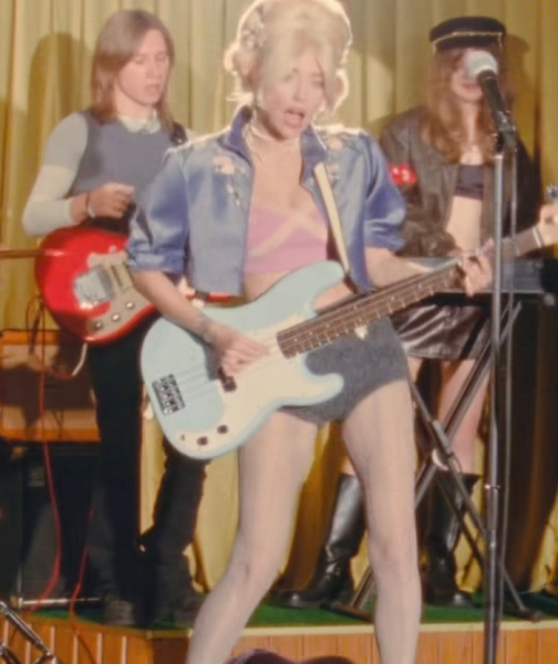 Знаменита виконавиця Надя Дорофєєва, яка опинилася під ворожим вогнем, видала драйвовий хіт. Артистка представила композицію «Японія», котру створила спільно з чоловіком Михайлом Кацуріним та відомим музичним продюсером Іваном Клименком. Зі слів виконавиці, вона про взаємини «двох віддалених, проте одночасно таких рідних людей». Трапляється: Надія Дорофєєва про інтимні переживання | INFBusiness