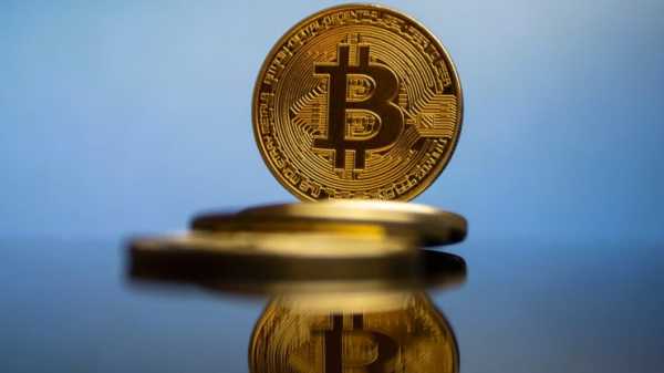 Хоча геополітична напруженість між США та Китаєм тисне на фондові ринки, компанії, що займаються майнінгом біткойнів, шукають нові способи забезпечити своє майбутнє. Нещодавня заборона на іноземні чіпи штучного інтелекту в Китаї впливає не лише на Nvidia, AMD та Intel, вона також прискорює стратегічний зсув: капітал та інновації переміщуються з традиційних фінансових ринків до фізичної обчислювальної інфраструктури. Це все більше об'єднує майнерів біткойнів та компанії, що займаються штучним інтелектом, в один промисловий контекст. Майнери біткойнів покладаються на штучний інтелект – ось як Китай змінює ринок | INFBusiness