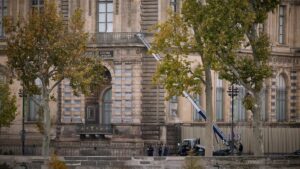 Паризький водій каже, що підозрюваний у пограбуванні Лувру є добрим самарянином, який допоміг йому на дорозі | INFBusiness