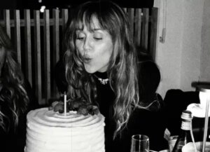 Майлі Сайрус по-сімейному відзначила 33-річчя | INFBusiness