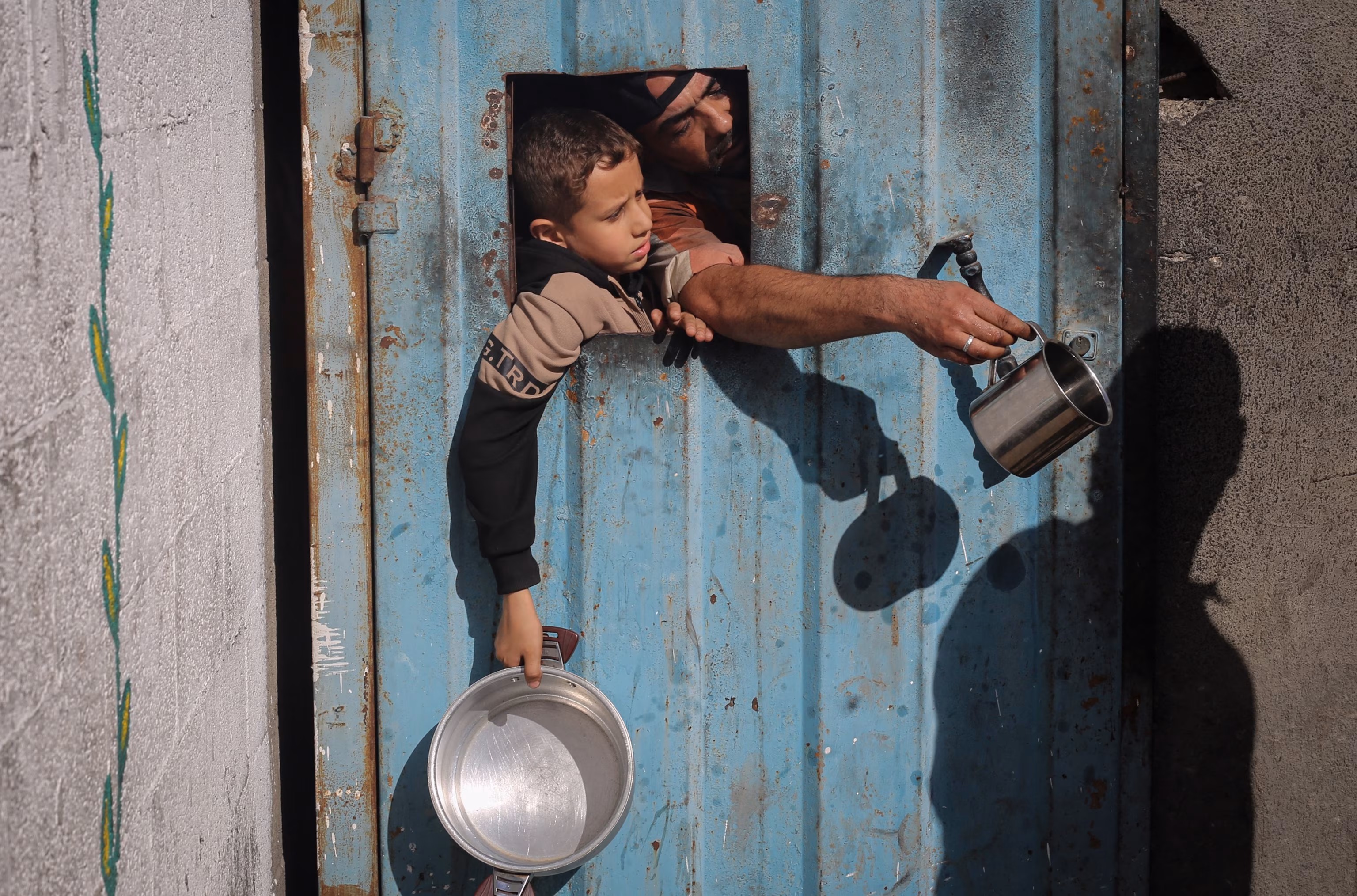 Зі снігом у Газі мешканці хвилюються про житло, їжу та повені. | INFBusiness