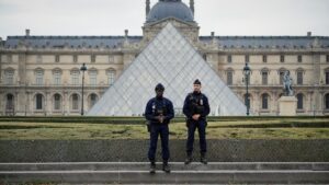 Ще двом висунуто звинувачення у пограбуванні коштовностей Лувру, трьох звільнено з-під варти | INFBusiness