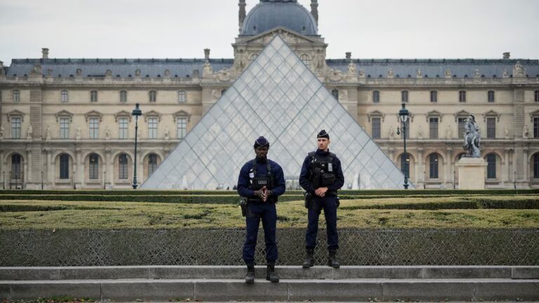Ще двом висунуто звинувачення у пограбуванні коштовностей Лувру, трьох звільнено з-під варти