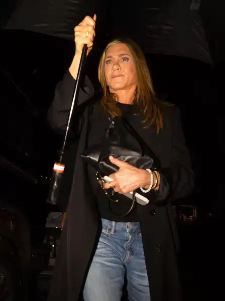 / Зіркові пари Дженніфер Еністон та Джим Кертіс вирушили на подвійне побачення під дощем | INFBusiness