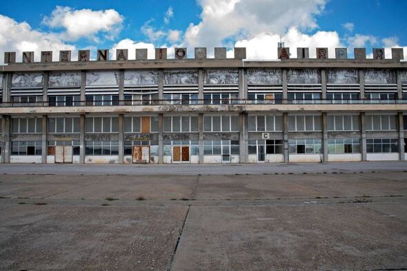 Моторошний покинутий аеропорт, який застиг у часі на 50 років | INFBusiness