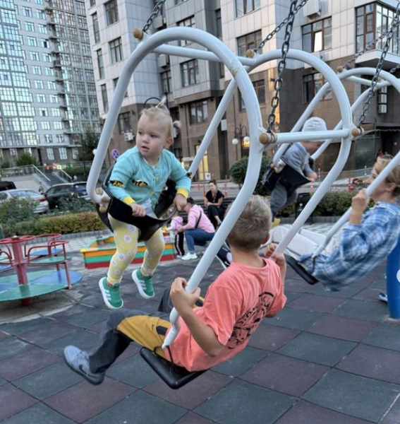 Катерина Усик уперше за тривалий період оприлюднила світлини з чотирма дітьми від боксера — нечасті кадри | INFBusiness