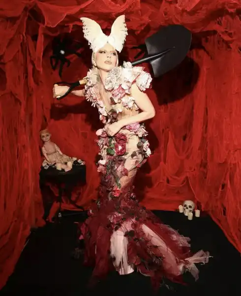 Зірковий Хелловін: напівоголена Ірина Шейк, жінка-кішка Періс Хілтон та Маколей Калкін у костюмі унітазу | INFBusiness