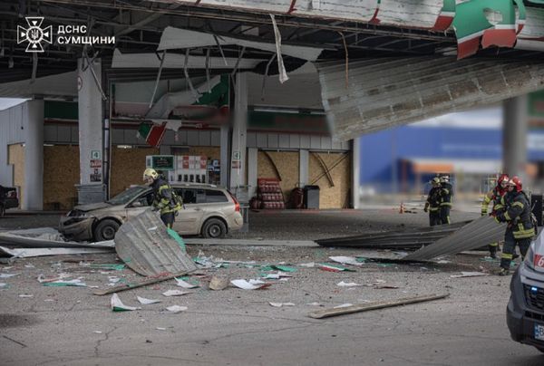 Після нічної масованої атаки на Україну, вдень 30 жовтня російські війська завдали удару бойовим дроном по автозаправній станції в місті Суми. Внаслідок обстрілу пошкоджено транспортні засоби, є травмовані. У Сумах дрон поцілив в автозаправку: вражаючі фото руйнувань | INFBusiness